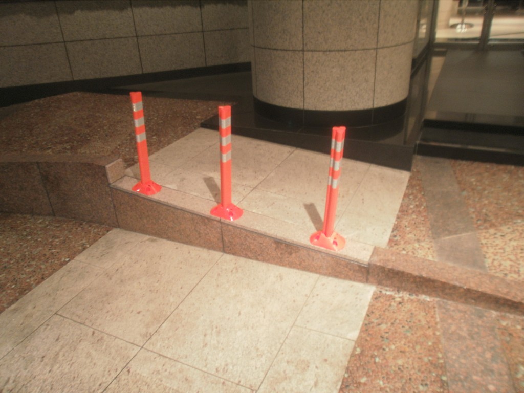 福岡県福岡市博多区住吉のキャナルシティ博多様でエントランスまわりの意匠性と統一感を高めるポール交換工事を行いました。9月1日完成です。【HPより】