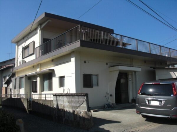 福岡県朝倉郡筑前町のI様邸で外壁の色あせとベランダの防水面の傷みを整える塗装工事と防水工事を行いました。9月11日完成です。【ホームページより】