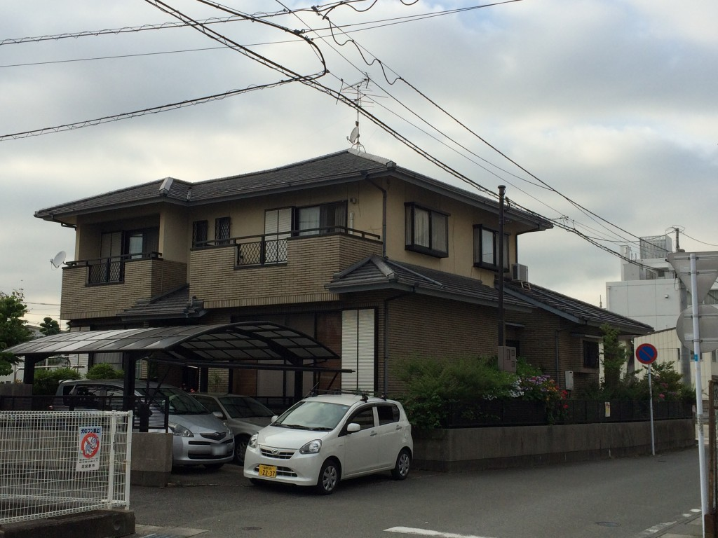 福岡県筑紫野市二日市中央のT様邸で外壁の色あせとコーキングの劣化に対応する外壁塗装工事を行いました。10月12日完成です。【HPより】