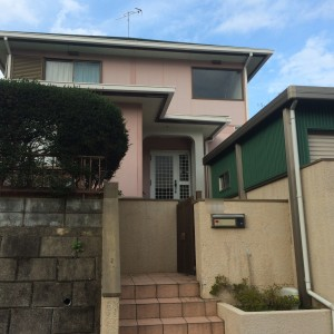 福岡県筑紫野市宮の森のN様邸で外壁のひび割れと屋根の塗膜劣化を改善する塗装工事を行いました。5月12日完成です。【HPより】