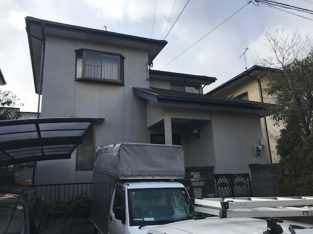 福岡県大野城市大城のS様邸で屋根の色あせとひび割れを改善する塗装工事を行いました。5月17日完成です。【HPより】
