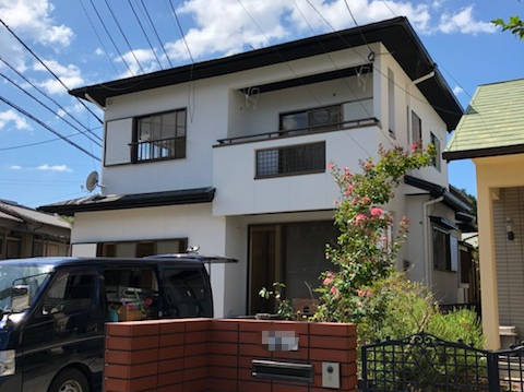 福岡県福岡市東区香椎のH様邸でチョーキング現象と細かなひび割れを改善する外壁塗装工事を行いました。8月18日完成です。【HPより】