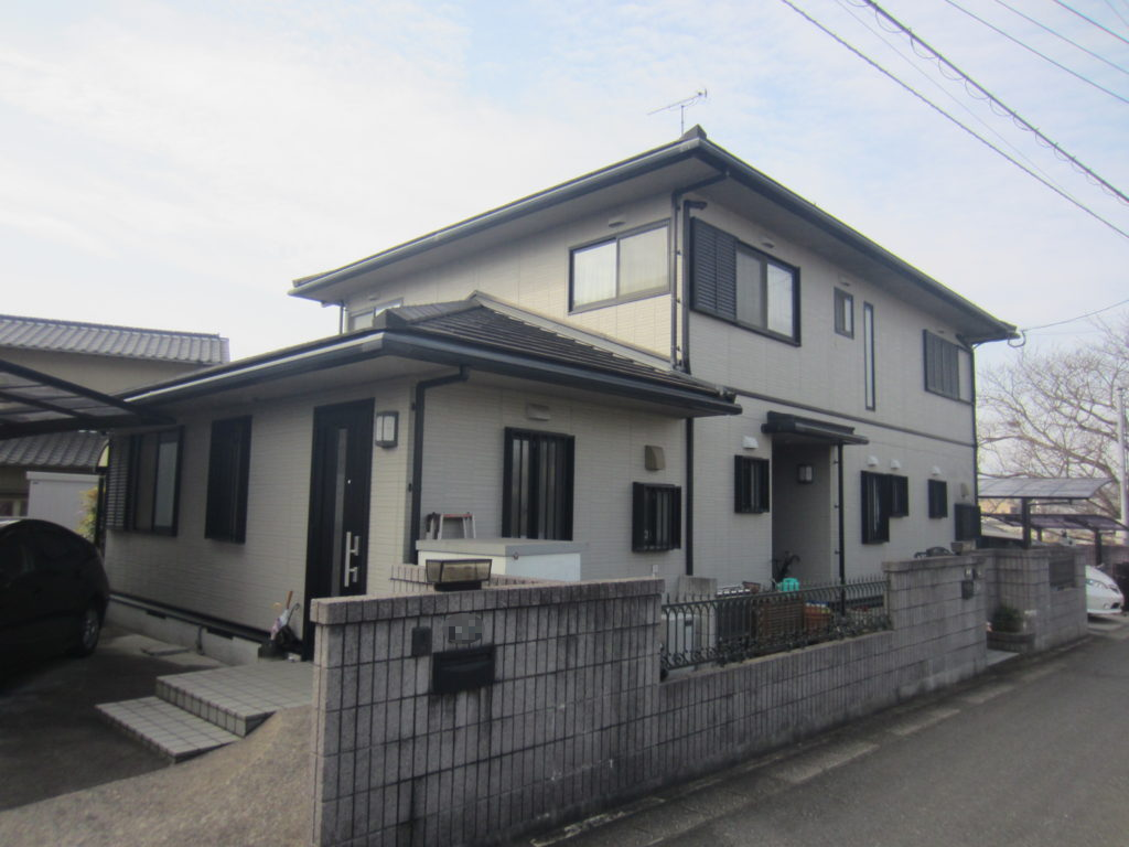 福岡県春日市白水池のH様邸で外壁のチョーキング現象を改善する塗装工事と屋根の防水性低下を改善する塗装工事を行いました。9月21日完成です。【HPより】