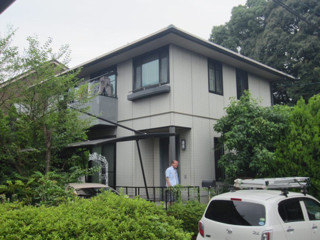 福岡県小郡市希みが丘のH様邸で塗膜の保護機能を回復する外壁塗装と防水性を高める屋根塗装工事を行いました。10月18日完成です。【HPより】