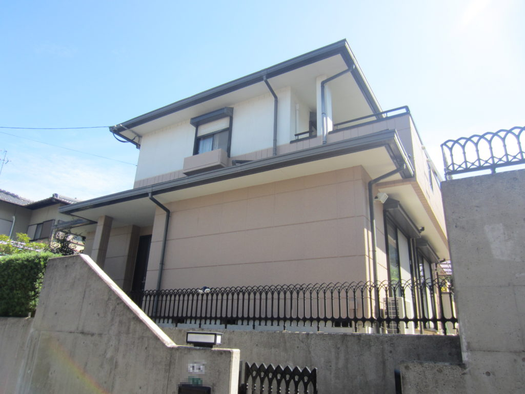 福岡県太宰府市水城のS様邸で外壁の色あせと屋根の塗膜劣化を改善する塗装工事を行いました。12月22日完成です。【チラシより】