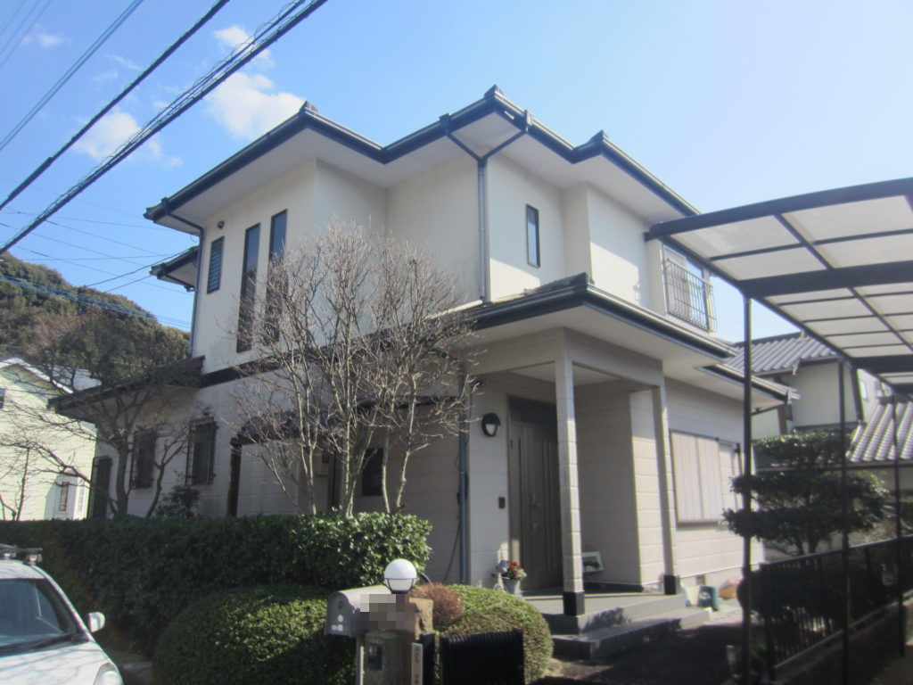 福岡県筑紫野市原のS様邸で外壁の色あせと屋根の防水性低下を改善する塗装工事を行いました。5月10日完成です。【チラシより】