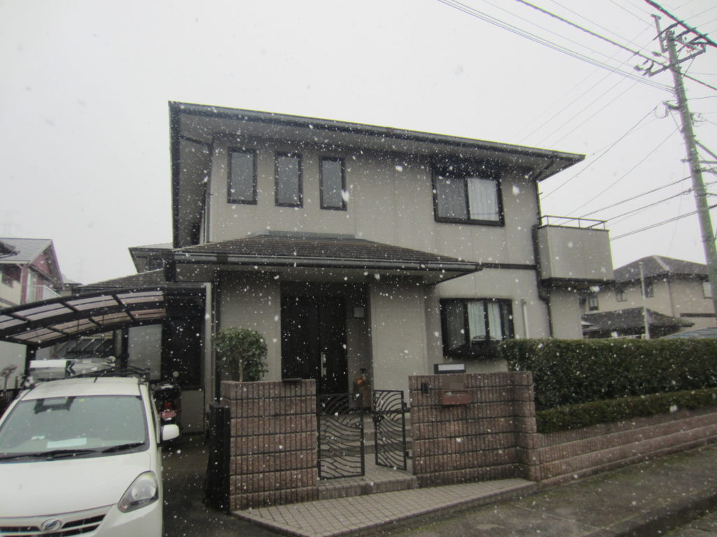 福岡県筑紫野市吉木のE様邸で外壁の防水性低下と屋根の色あせを整え落ち着いた住まいを長く守る塗装工事を行いました。5月29日完成です。【HPより】