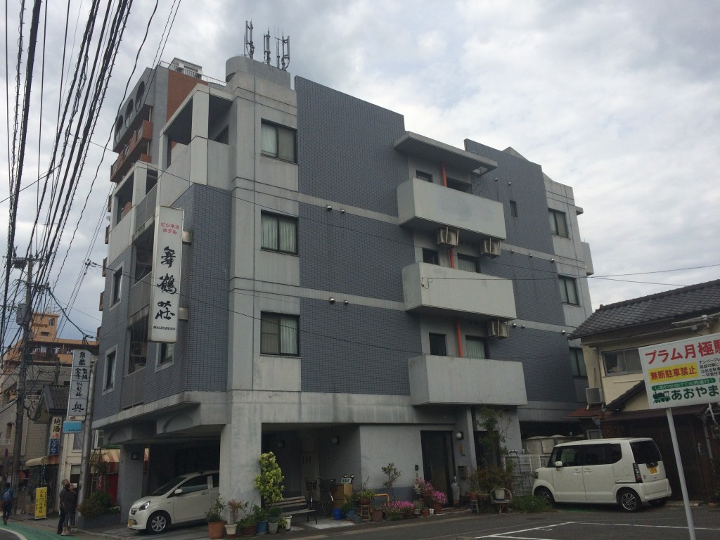 福岡県筑紫野市湯町の舞鶴荘様で外壁の色あせを整える塗装と屋上防水工事を行いました。8月6日完成です。【HPより】