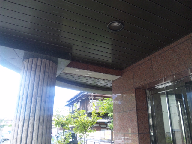 福岡県福岡市西区のクレセントイースト様で梁の劣化を改善し建物の美観と耐久性を高める改修工事を行いました。2月17日完成です。【HPより】