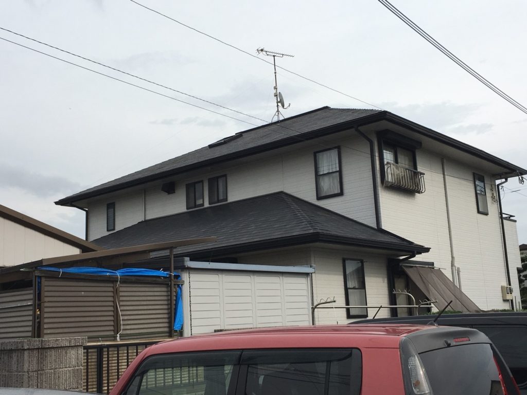 福岡県糟屋郡久山町久原のI様邸で塗膜の経年劣化を改善する外壁と屋根の塗装工事を行いました。11月12日完成です。【HPより】