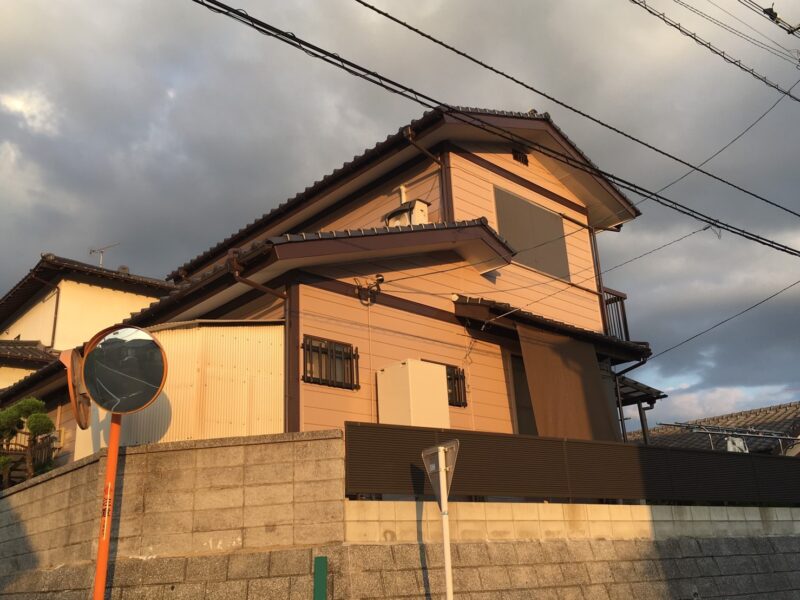 福岡県太宰府市梅香苑のF様邸で外壁に出てきた色あせと汚れを抑え落ち着いた印象に整える塗装工事を行いました。9月6日完成です。