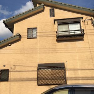 福岡県筑紫野市原田のM様邸で外壁の雨だれ汚れを改善する塗装工事を行いました。6月28日完成です。【HPより】