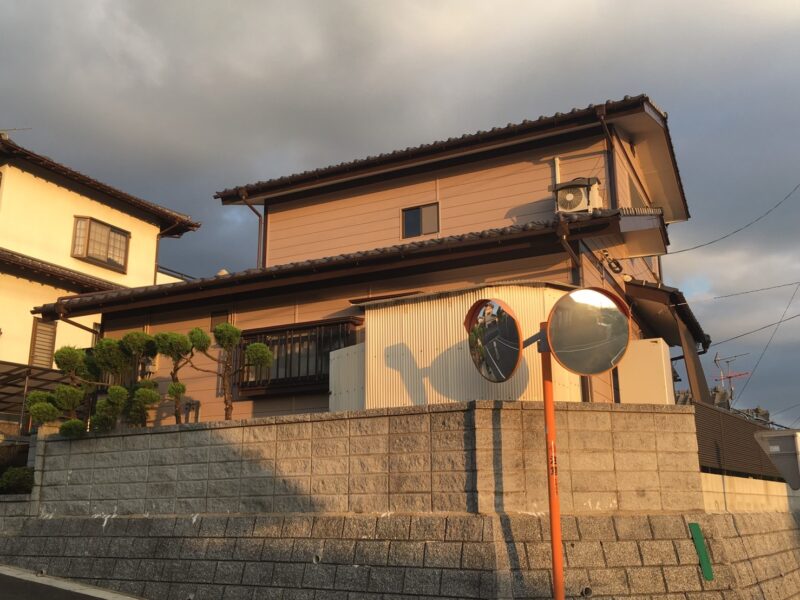 福岡県太宰府市梅香苑のF様邸で外壁に出てきた色あせと汚れを抑え落ち着いた印象に整える塗装工事を行いました。9月6日完成です。