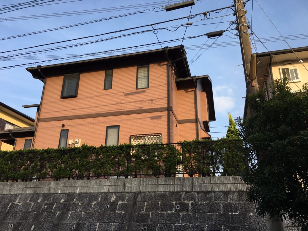 福岡県筑紫野市美しが丘南のM様邸で防水性の低下を改善する外壁塗装と耐候性を高める屋根塗装工事を行いました。12月26日完成です。【HPより】