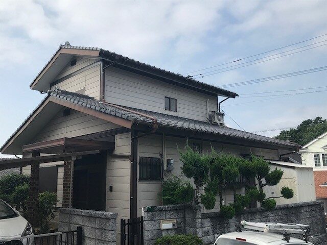 福岡県太宰府市梅香苑のF様邸で外壁に出てきた色あせと汚れを抑え落ち着いた印象に整える塗装工事を行いました。9月6日完成です。