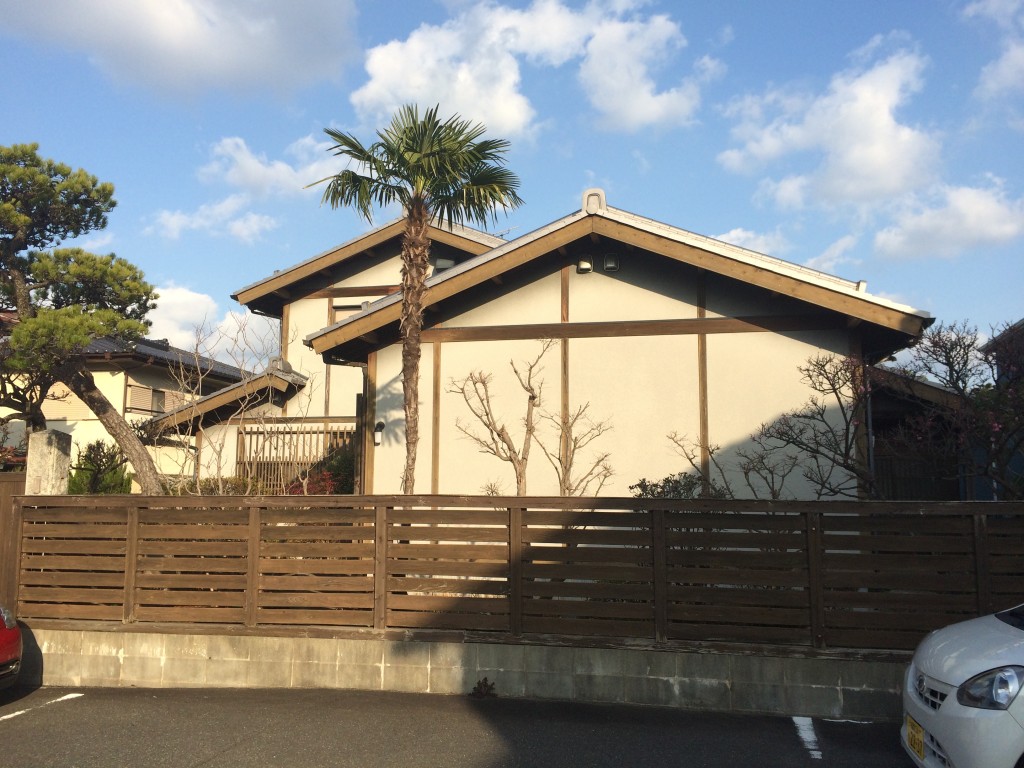 福岡県太宰府市青葉台のW様邸で外壁に出てきた色あせと汚れをきれいに仕上げる塗装工事を行いました。1月11日完成です。