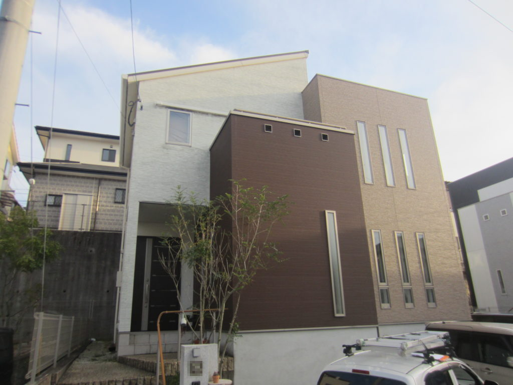 福岡県筑紫野市湯町のT様邸で外壁の色あせと屋根の塗膜劣化を改善する塗装工事を行いました。6月19日完成です。【HPより】