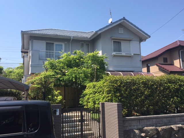 福岡県太宰府市大佐野のM様邸で外壁のチョーキングと屋根の塗膜劣化を改善する塗装工事を行いました。11月8日完成です。【HPより】