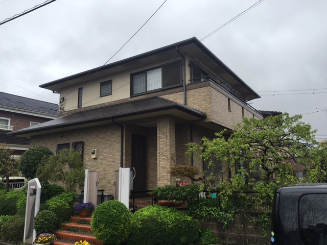 福岡県筑紫野市美しが丘のE様邸で外壁の色あせと屋根の塗膜劣化を改善する塗装工事を行いました。9月19日完成です。【HPより】