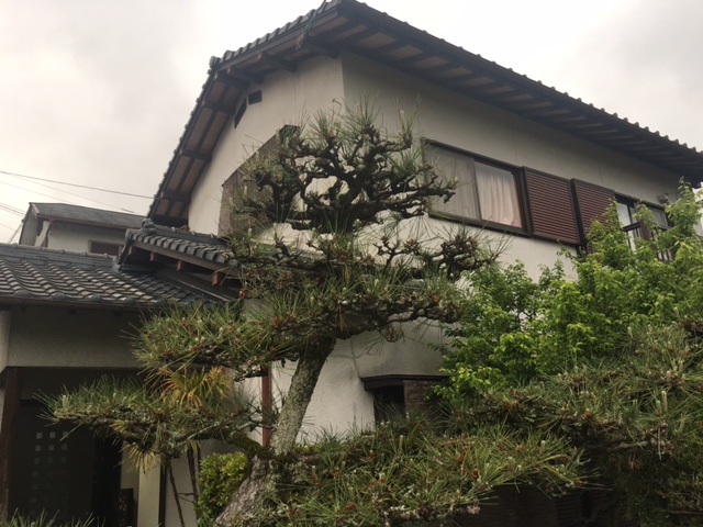 福岡県筑紫野市原のI様邸で外壁の汚れと屋根の色あせを改善する防水性重視の塗装工事を行いました。2月2日完成です。【HPより】