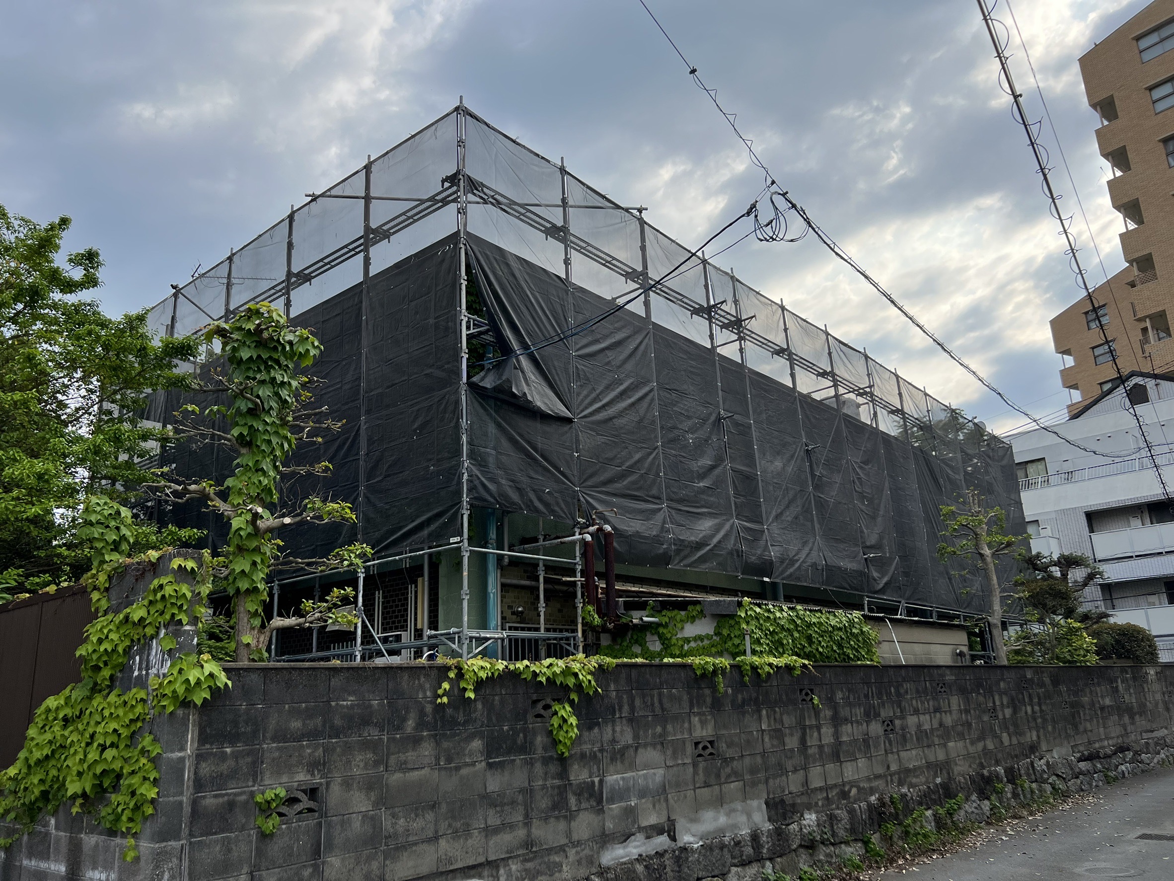 福岡県筑紫野市二日市中央・T様邸　外壁塗装・屋上防水工事　5/5着工です。
