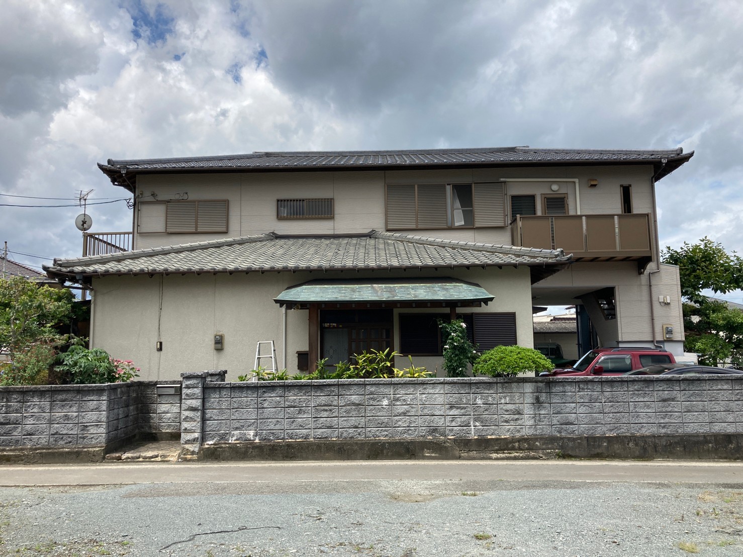 福岡県糟屋郡須恵町のK様邸で一部外壁をブルー系を使用したツートン仕上げで塗装しサイディング外壁部分のコーキングも打ち替えました。11/5完成です。【ホームページより】