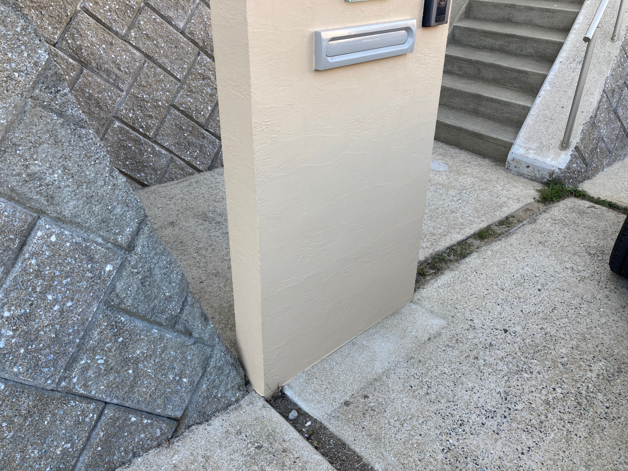 福岡県福岡市東区香住ケ丘・K様邸　外壁塗装工事　2/3完成です。【ホームページより】