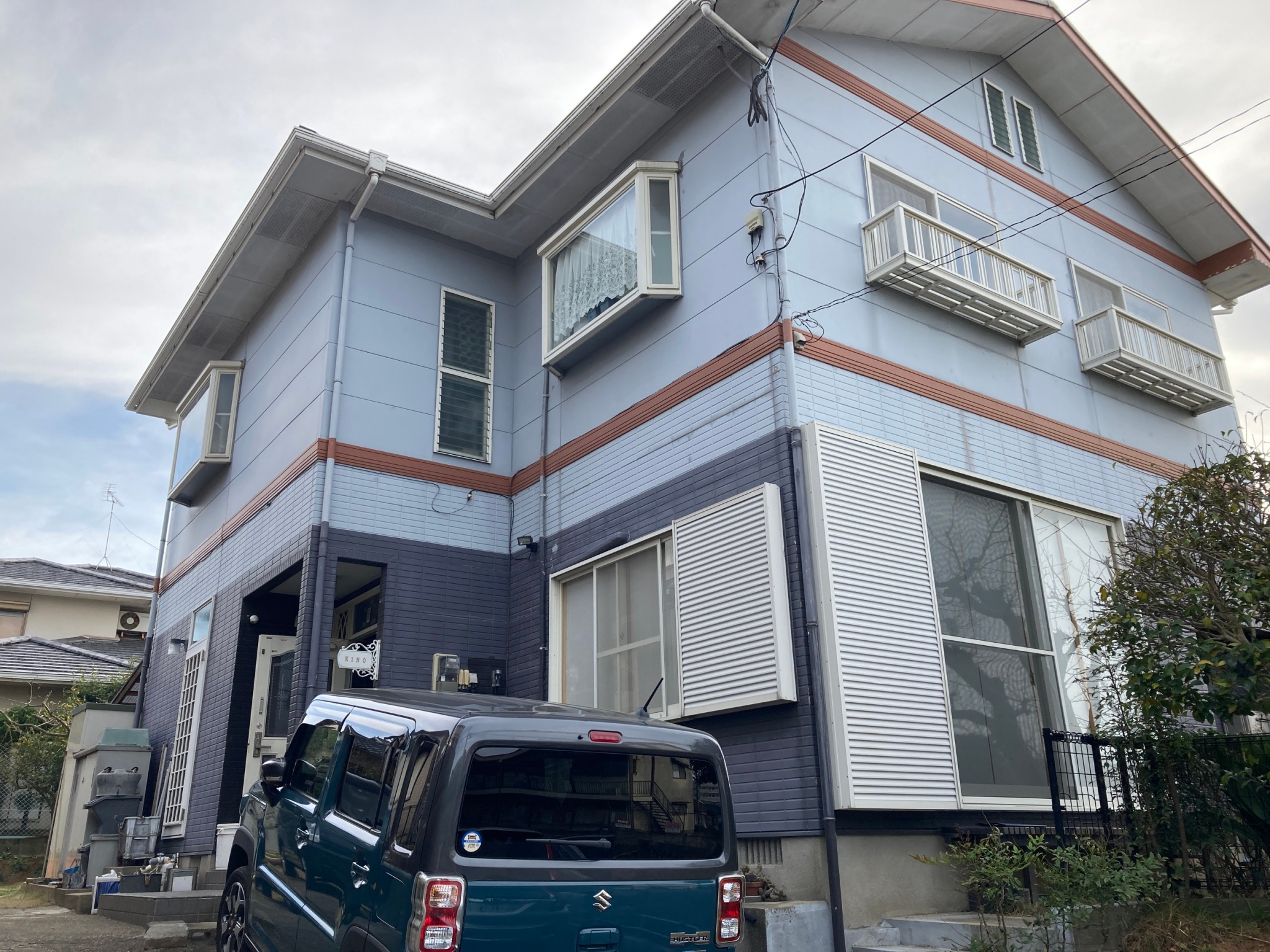 福岡県福岡市東区香住ケ丘のK様邸でブルー色からグリーン基調に外壁を塗装して屋根の塗装も行いました。6/24完成です。【ホームページより】