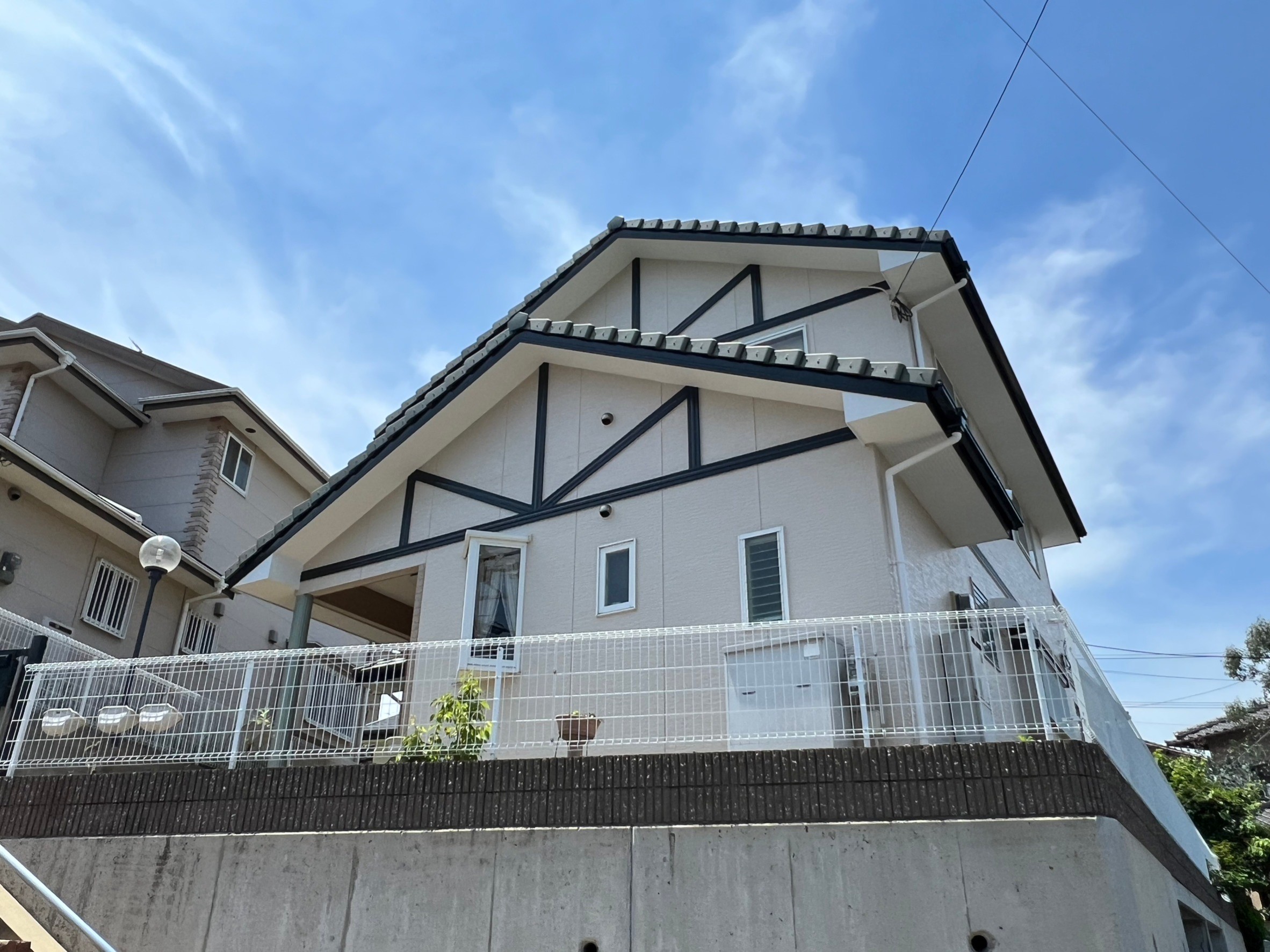 福岡県福岡市東区香椎のW様邸でチョーキングやサビなどの症状を改善し、赤みのブラウンの外壁からクリーム系に塗装工事を行いました。6/17完成です。【ホームページより】
