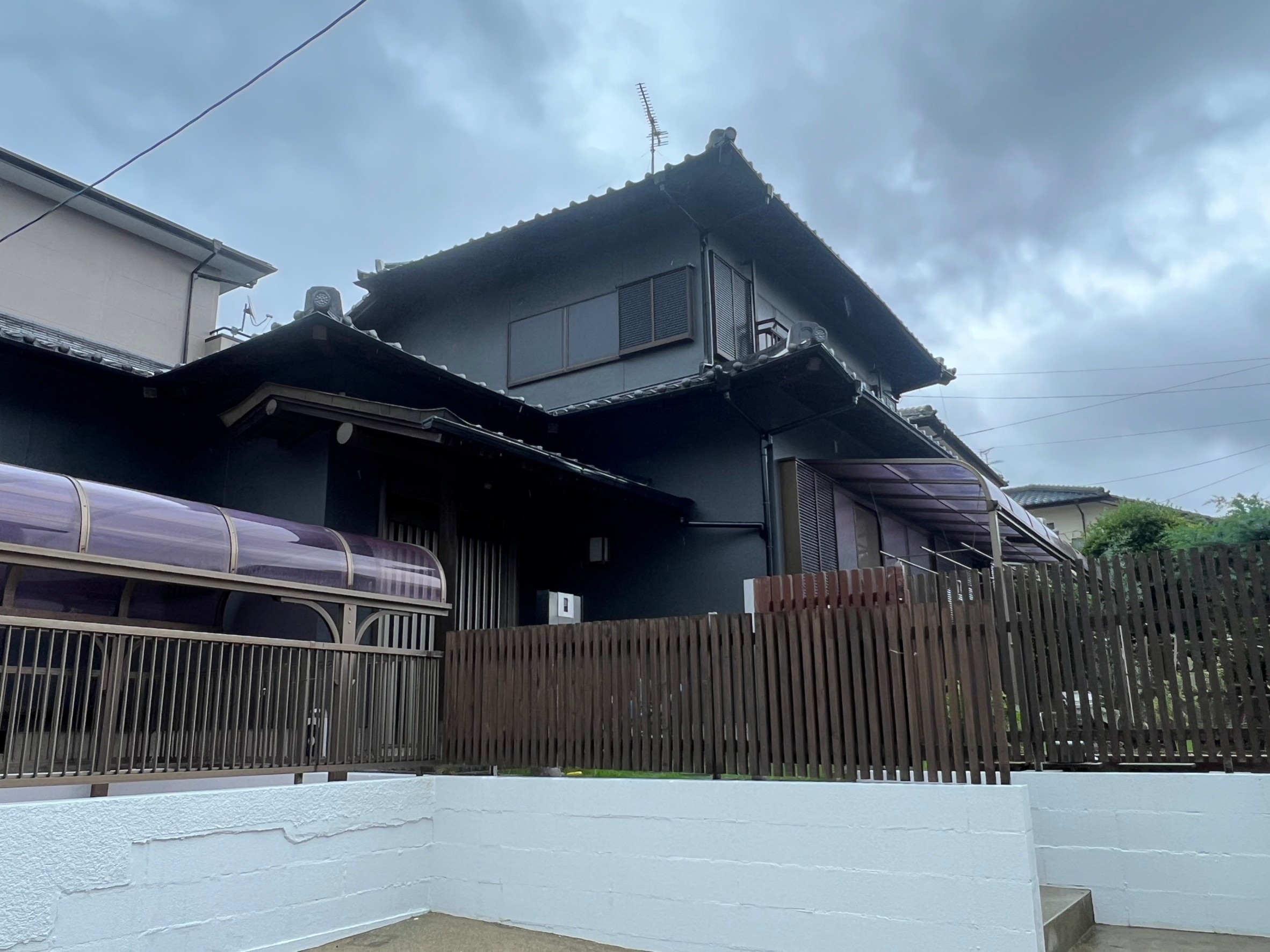 福岡県太宰府市水城のH様邸で上質なフッ素塗料を使用して外壁塗装と屋根の漆喰補修工事を行っています。5/31着工です。【ホームページより】