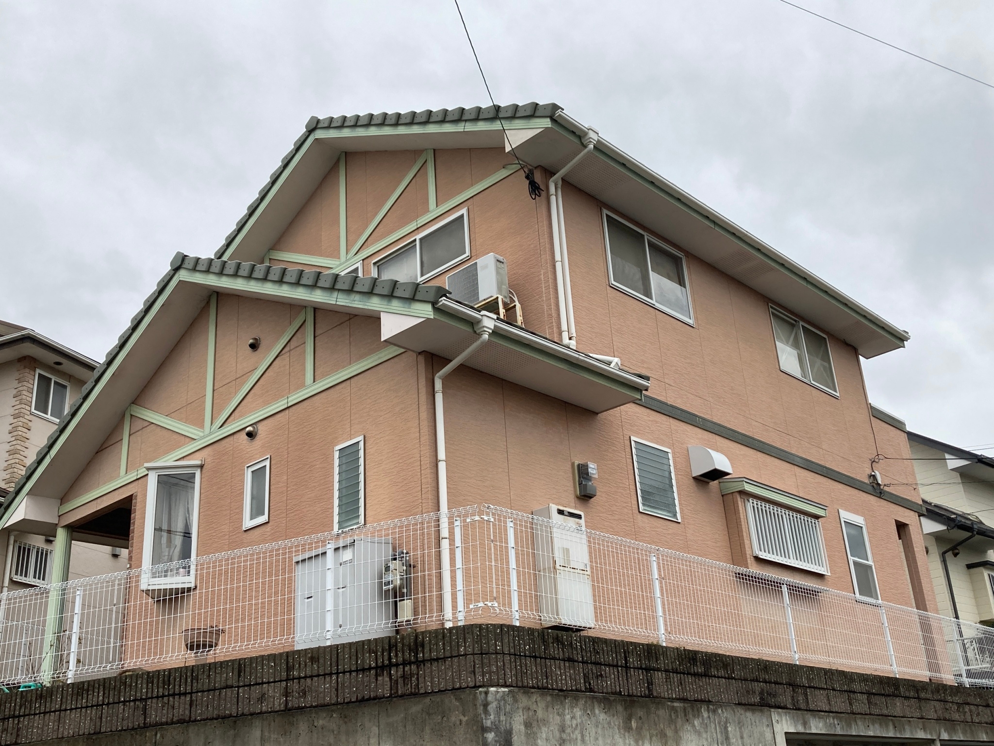 福岡県福岡市東区香椎のW様邸でチョーキングやサビなどの症状を改善し、赤みのブラウンの外壁からクリーム系に塗装工事を行いました。6/17完成です。【ホームページより】