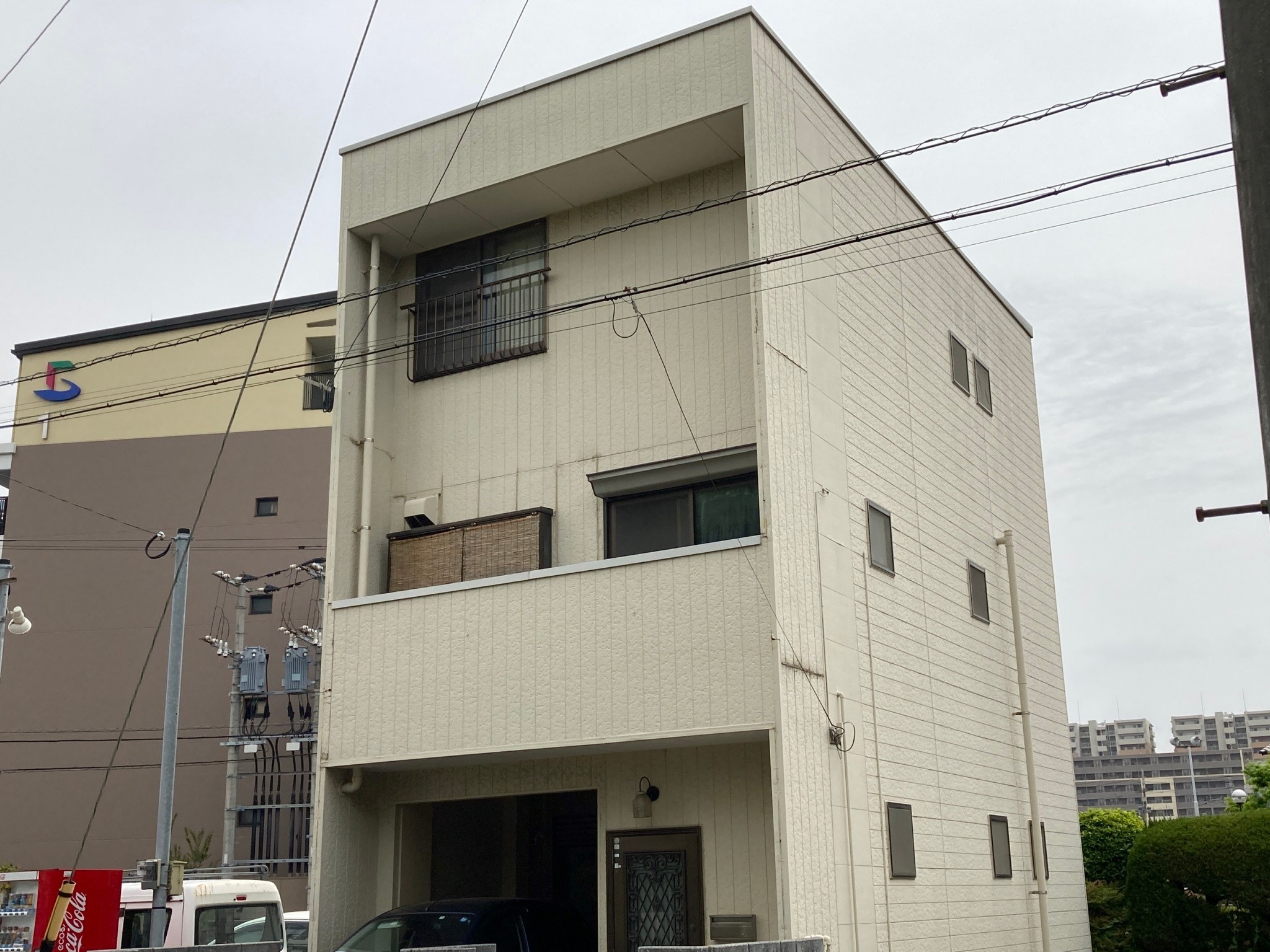 福岡県福岡市東区千早のA様邸でひび割れの補修や塗膜の剥がれを整えつつ高耐久塗料にて外壁と屋根の塗装を行いました。7/13完成です。【ホームページより】