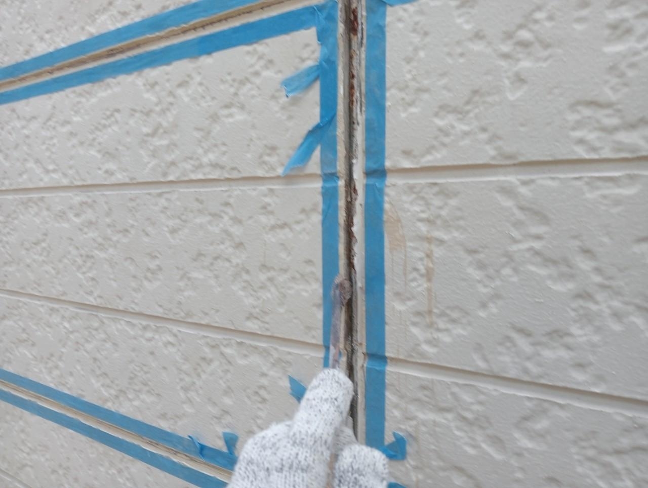 福岡県福岡市東区千早のA様邸でひび割れの補修や塗膜の剥がれを整えつつ高耐久塗料にて外壁と屋根の塗装を行いました。7/19完成です。【ホームページより】