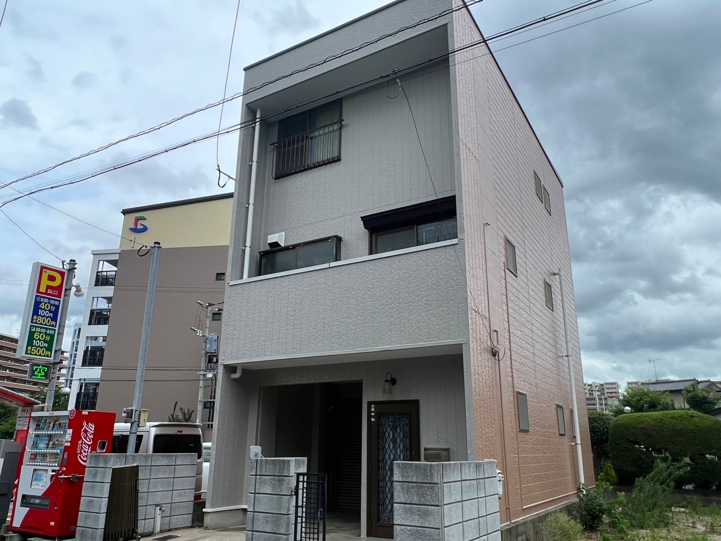 福岡県福岡市東区千早のA様邸でひび割れの補修や塗膜の剥がれを整えつつ高耐久塗料にて外壁と屋根の塗装を行いました。7/13完成です。【ホームページより】