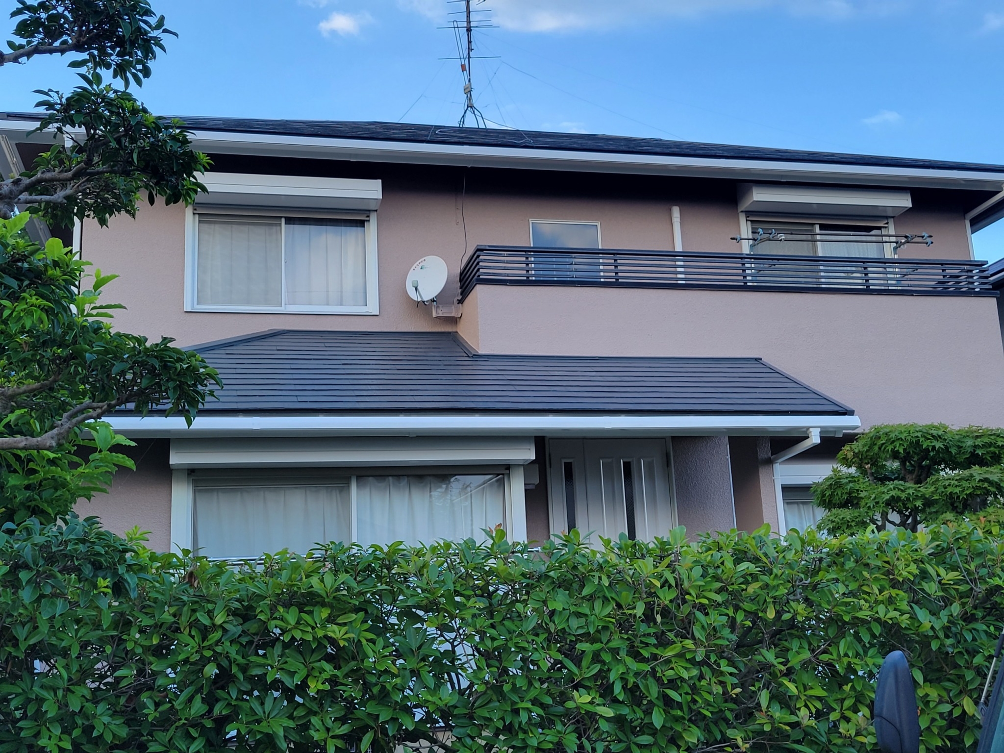 福岡県糟屋郡新宮町のK様邸で全体的に色あせてしまった屋根と外壁を弊社イチオシの塗料にて塗り替えました。8/4完成です。【ホームページより】