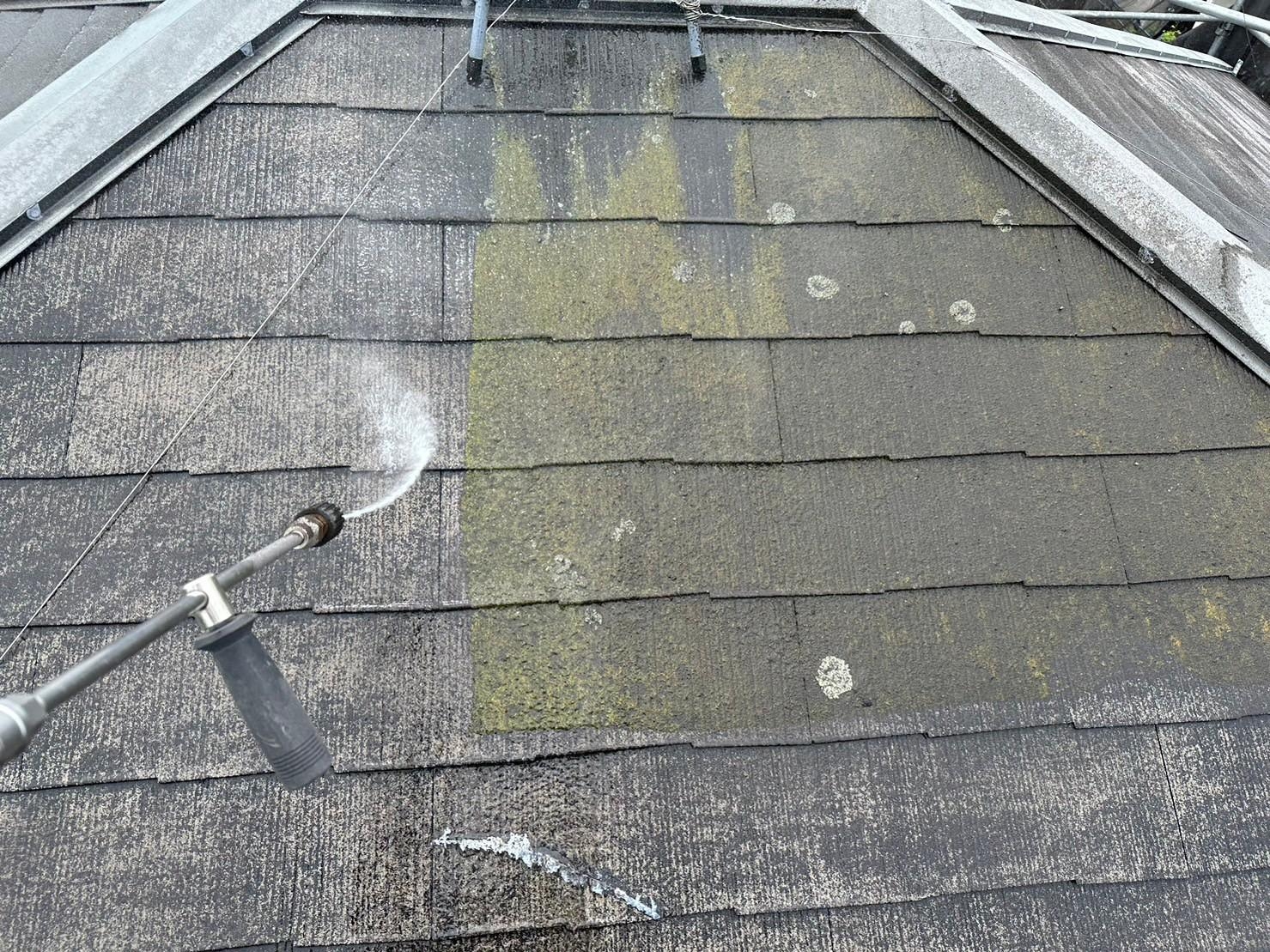 福岡県福岡市東区和白東のK様ご所有の借家でサイディングの割れや反りを補修しつつ色褪せを起こした屋根と共に塗装を行いました。ベランダの防水工事も行いました。7/25完成です。【ホームページより】