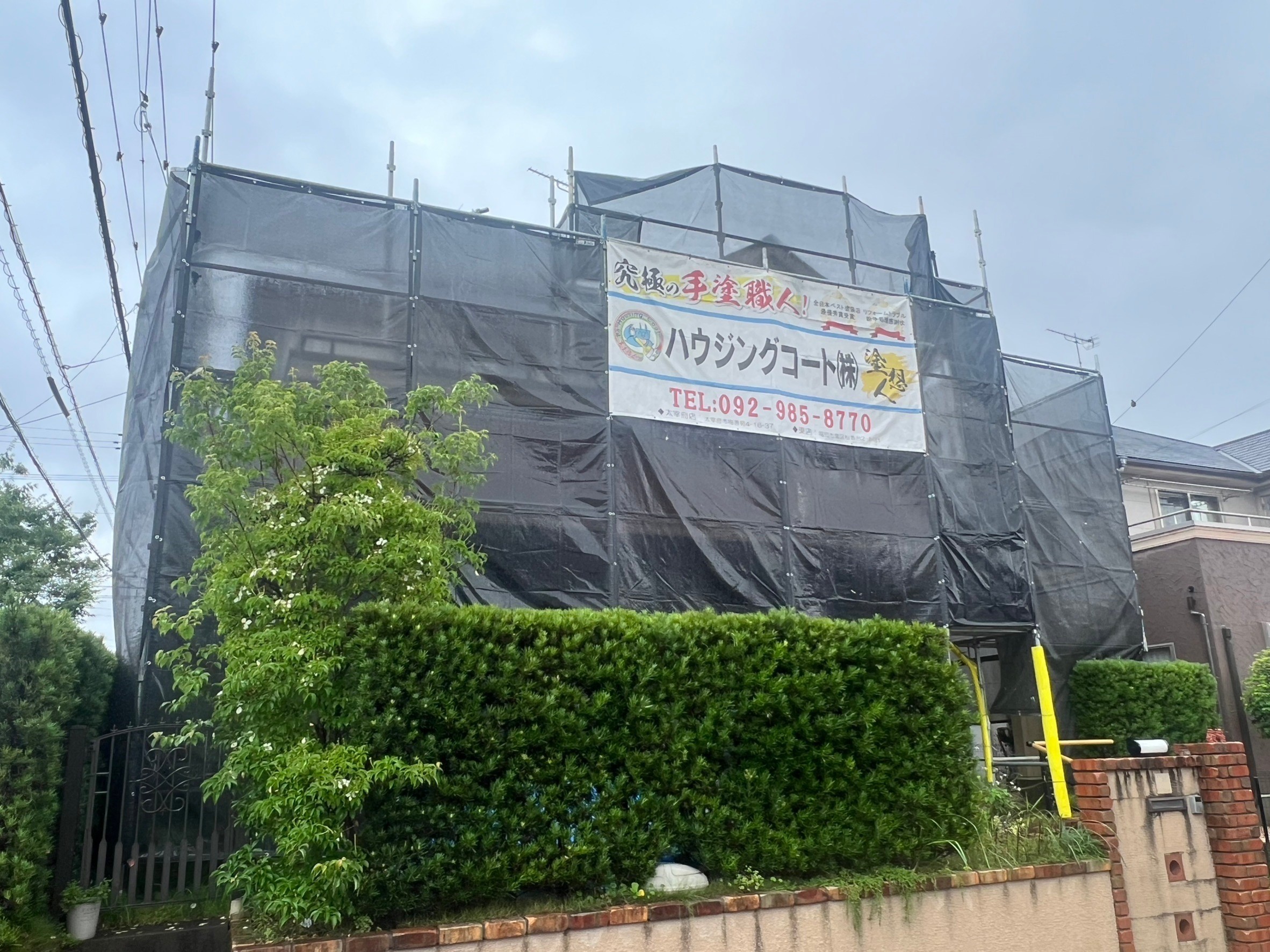 福岡県小郡市美鈴の杜のI様邸で実績のあるシリコン塗料を使用して屋根と外壁の塗装を行っています。7/7着工です。【ホームページより】
