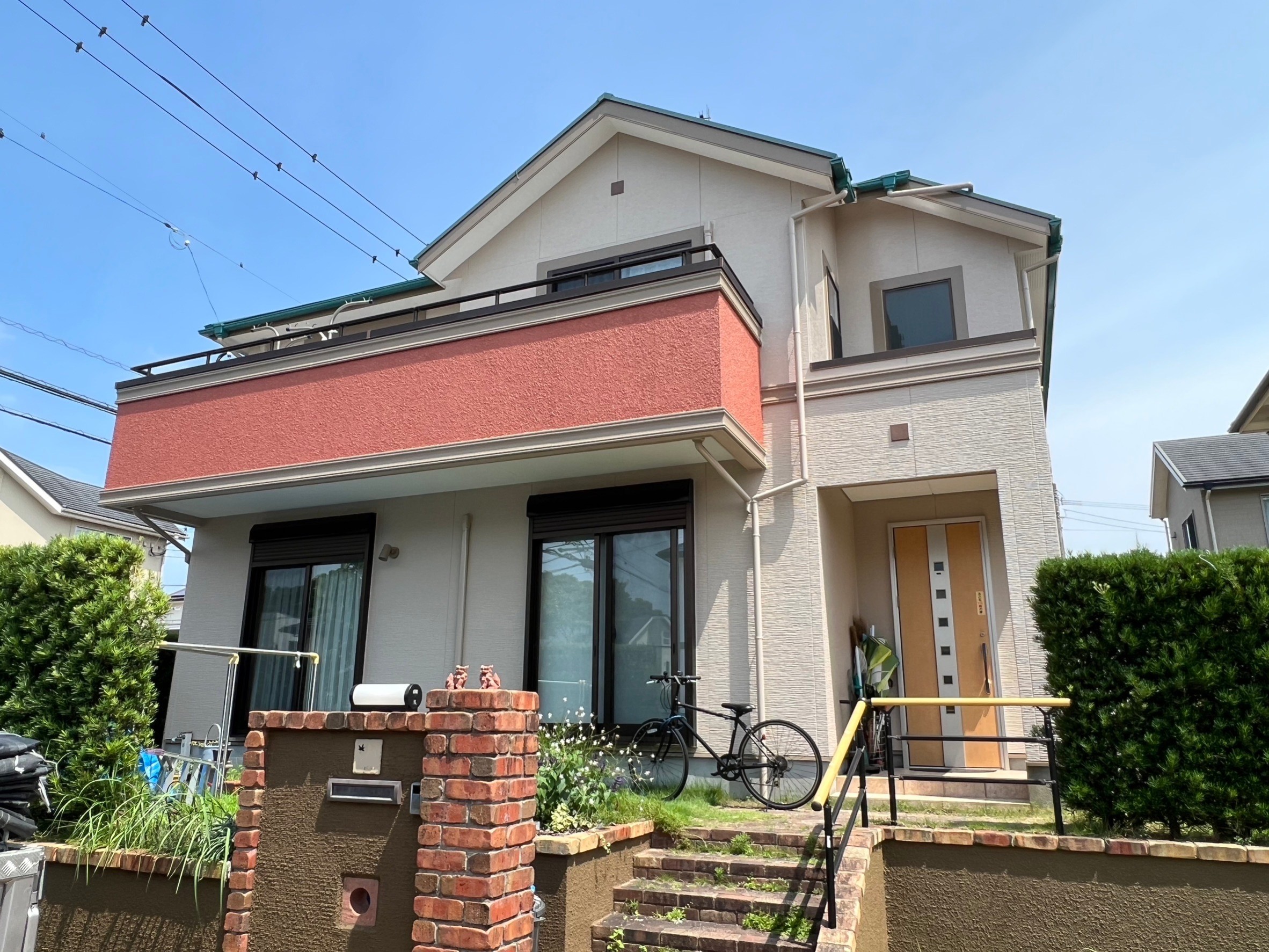 福岡県小郡市美鈴の杜のI様邸で実績のあるシリコン塗料を使用して屋根と外壁の塗装を行っています。7/28完成です。【ホームページより】