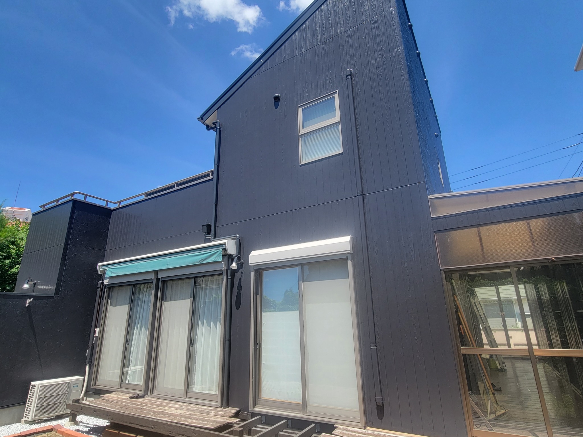 福岡県福岡市東区西戸崎のH様邸で汚れや色褪せが発生している外壁を塗り替え、屋根は張替工事を行いました。8/5完成です。【ホームページより】