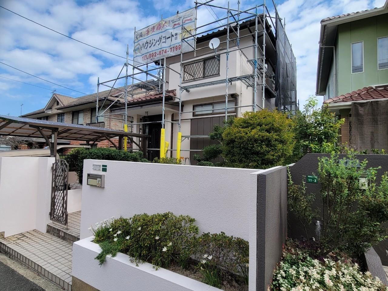 福岡県大野城市平野台のK様邸で目立っていたひび割れや塗膜の膨れを補修を行って新築時の姿を取り戻せるよう外壁塗装作業を行いました。9/16完成です。【ご来店より】