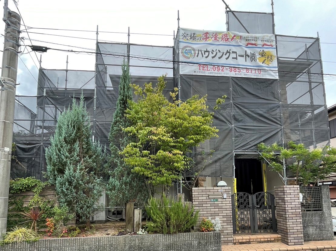 福岡県太宰府市青葉台のN様邸で新築時の姿を取り戻すために職人が手塗りで外壁と屋根の塗装を進めていきます。7/31着工です。【ホームページより】