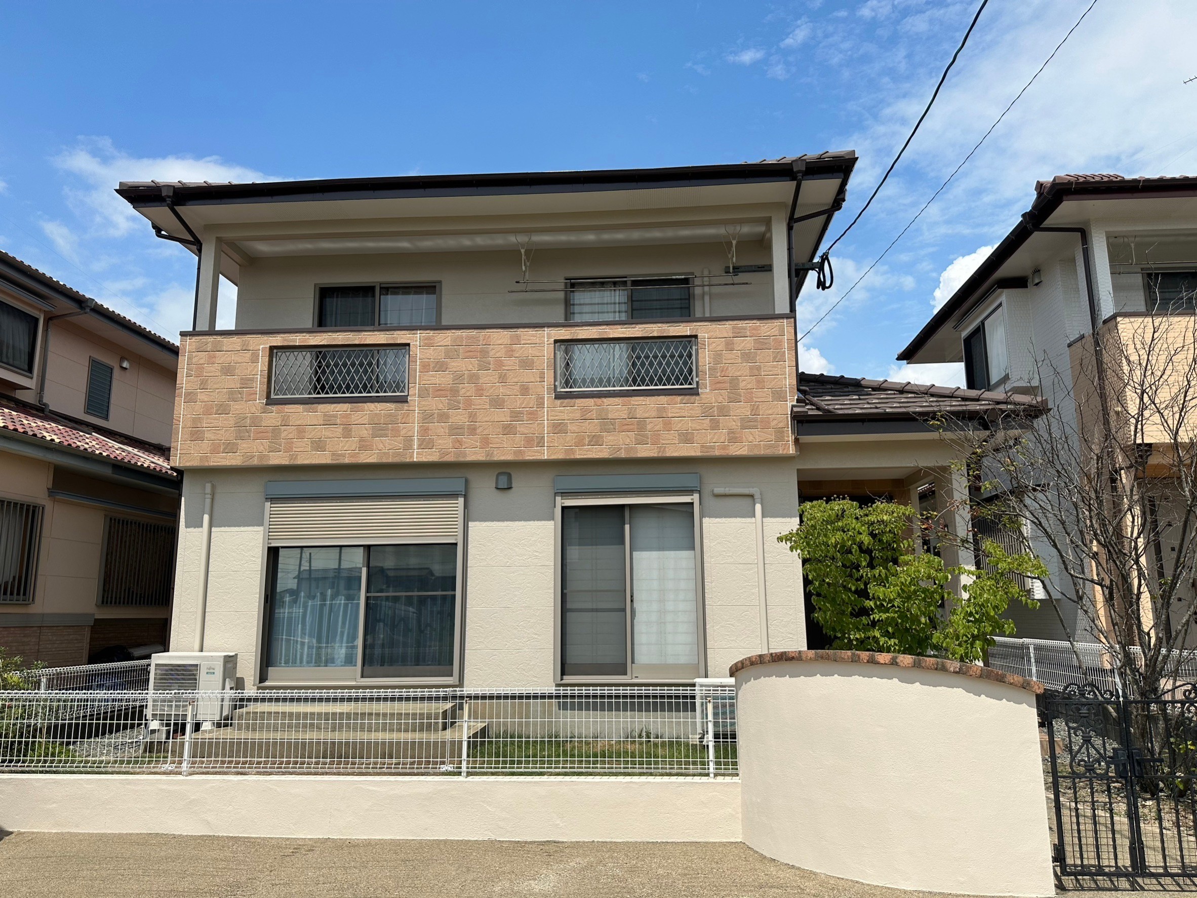福岡県筑前町東小田のS様邸で経年劣化によりチョーキングや色褪せが発生していた外壁を塗り替えて新築の様に仕上げました。8/17完成です。【ホームページより】