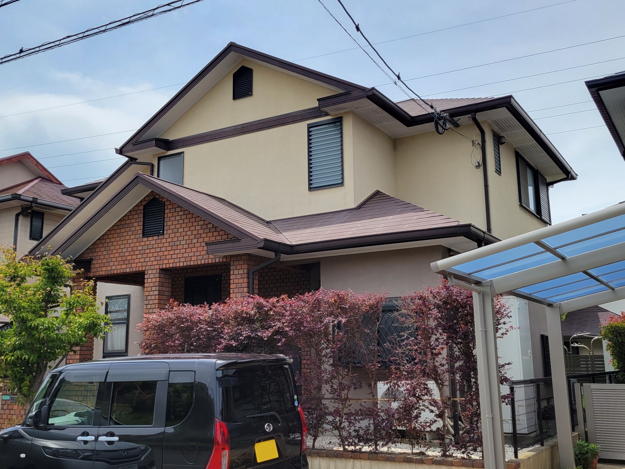 福岡県古賀市舞の里のT様邸で経年劣化により傷んだ外壁を塗り替えひび割れを起こしている幕板を補修しつつ屋根も含めた全体を高耐久塗料で仕上げました。10/11完成です。【HPより】