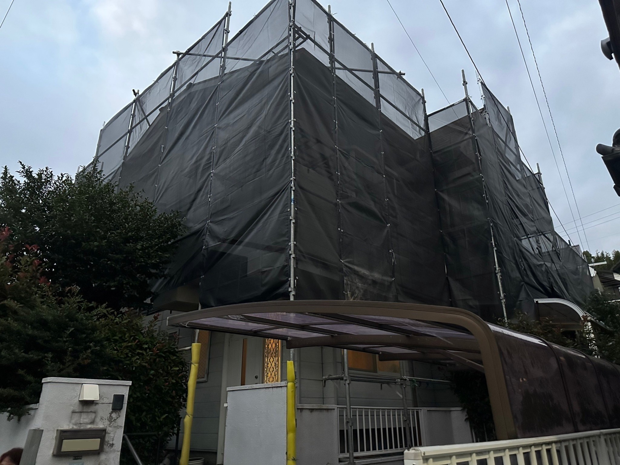 福岡県福岡市東区水谷のS様貸家でシーリングを徹底し、破風欠損箇所はガルバ鋼板のカバー工法を行い、外壁屋根塗装にて防水性の改善を行います。10/6着工です。【HPより】