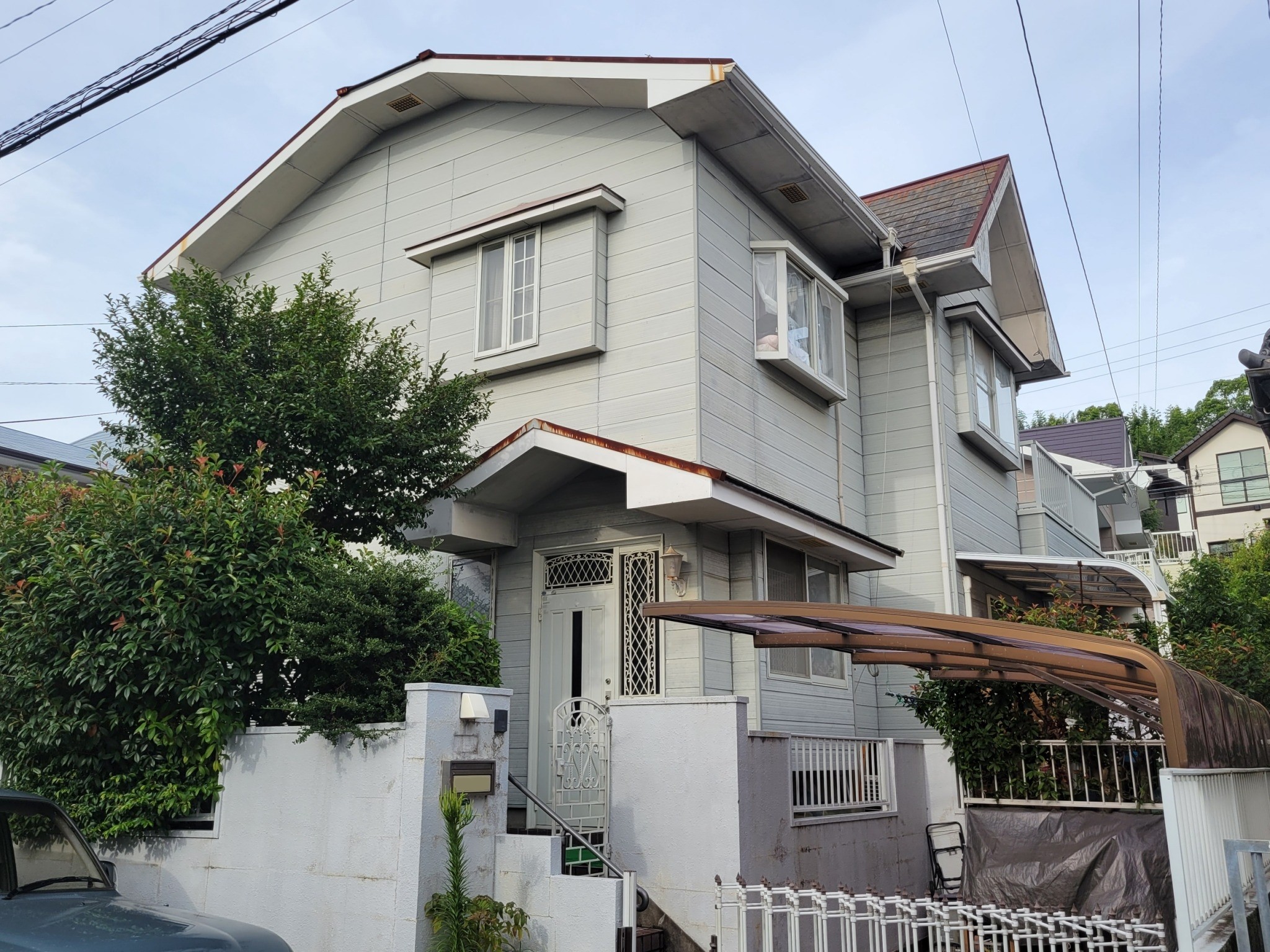 福岡県福岡市東区水谷のS様貸家でシーリングを徹底し、破風欠損箇所はガルバ鋼板のカバー工法を行い、外壁屋根塗装にて防水性の改善を行いました。10/26完成です。【HPより】