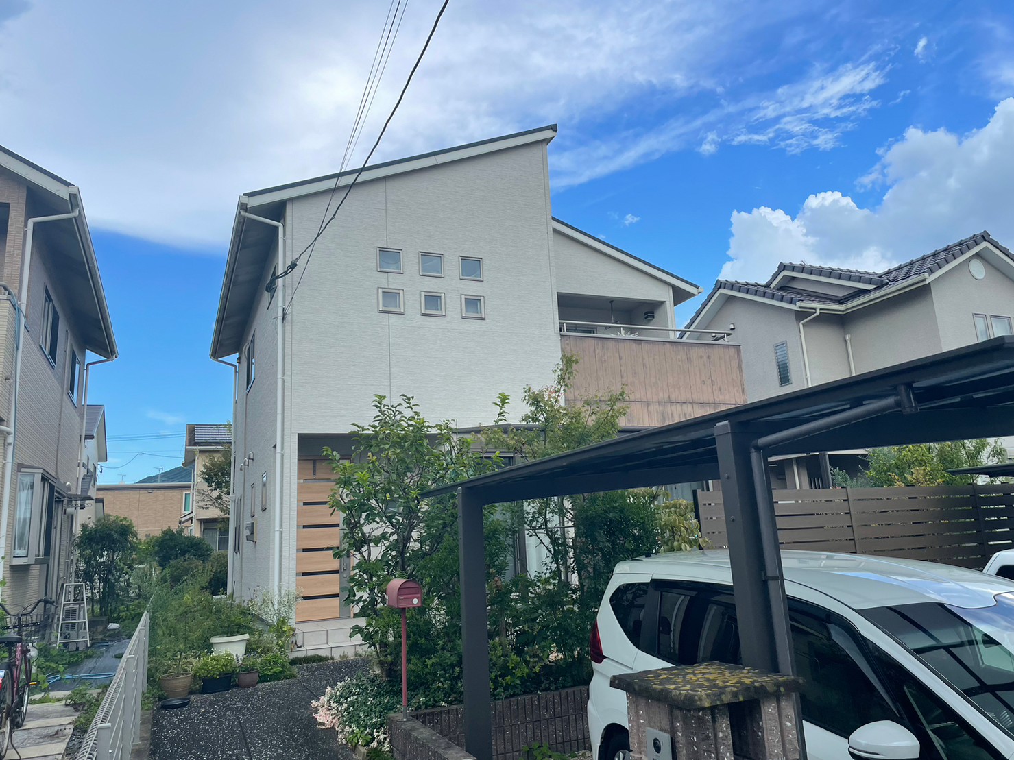 福岡県筑紫野市岡田のA様邸で屋根にはフッ素のエシカルプロクールF、外壁にはシリコンのピュアピュアシリコンを使用して塗り替えを行いました。12/2完成です。【ホームページより】