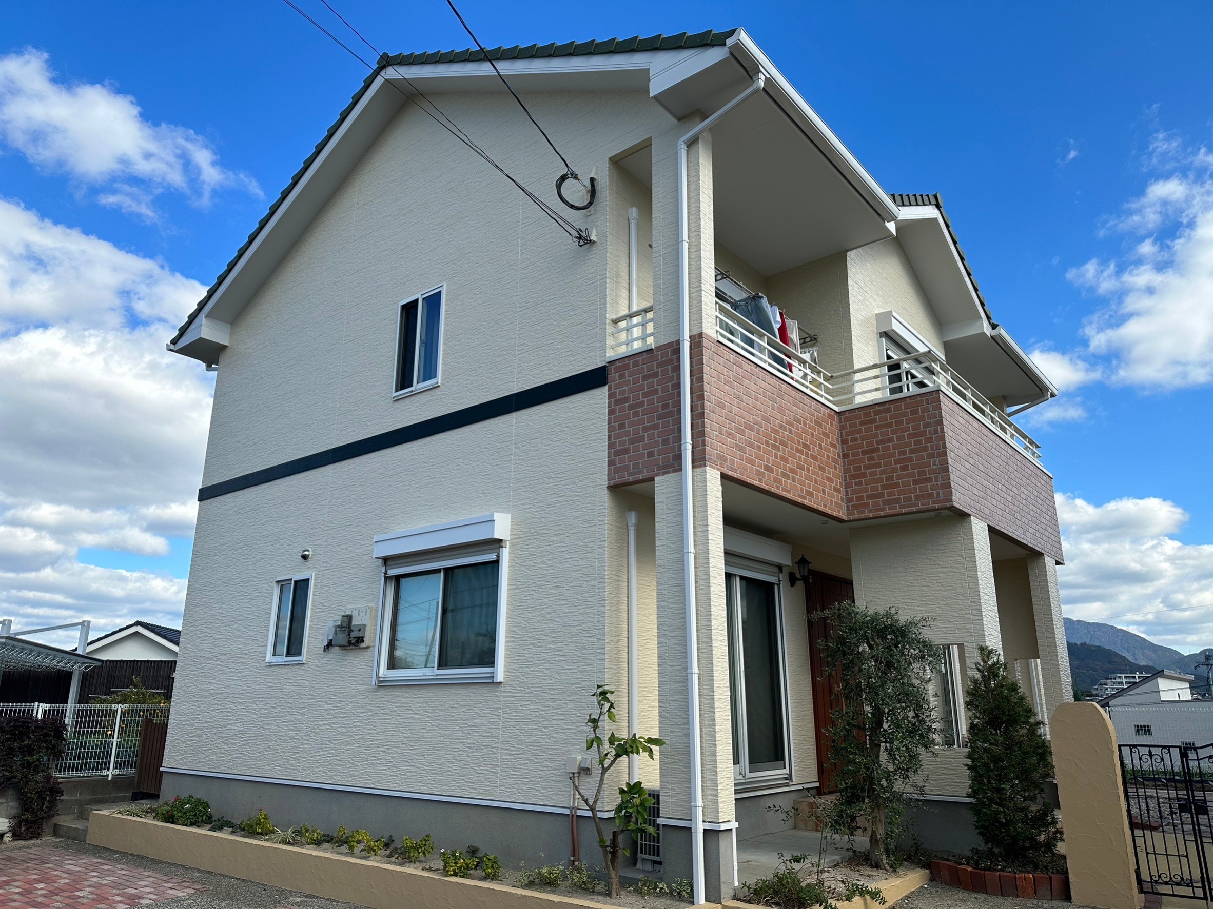 福岡県大野城市上大利のI様邸でプレマテックス社の最高品質塗料タテイルαを屋根外壁共に使用し、いつまでもきれいな外壁を実現させました。12/2完成です。【ホームページより】