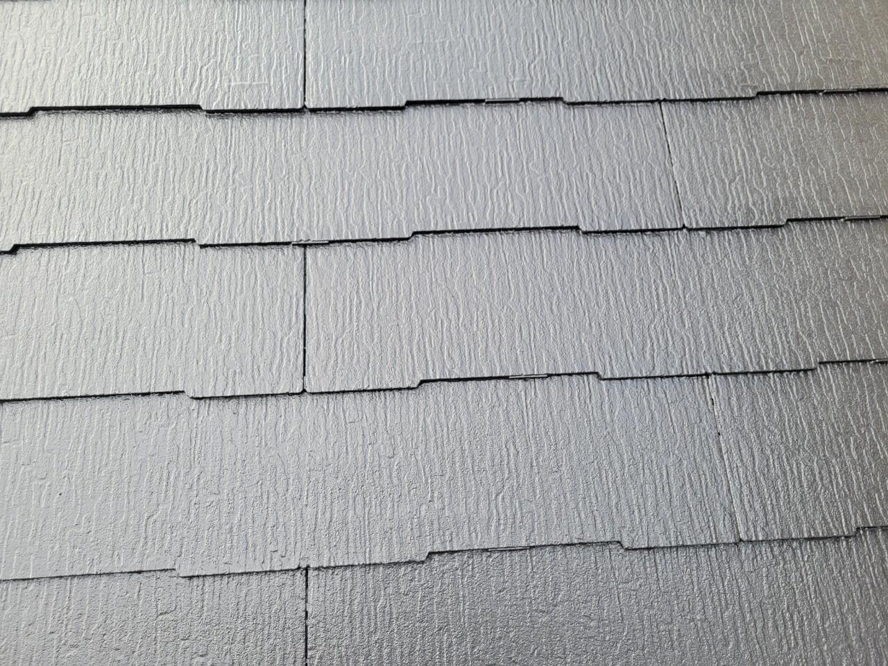 福岡県糟屋郡新宮町のK様邸で色褪せして汚れが付着しているガレージの屋根塗装工事を行いました。11/10完成です。【HPより】