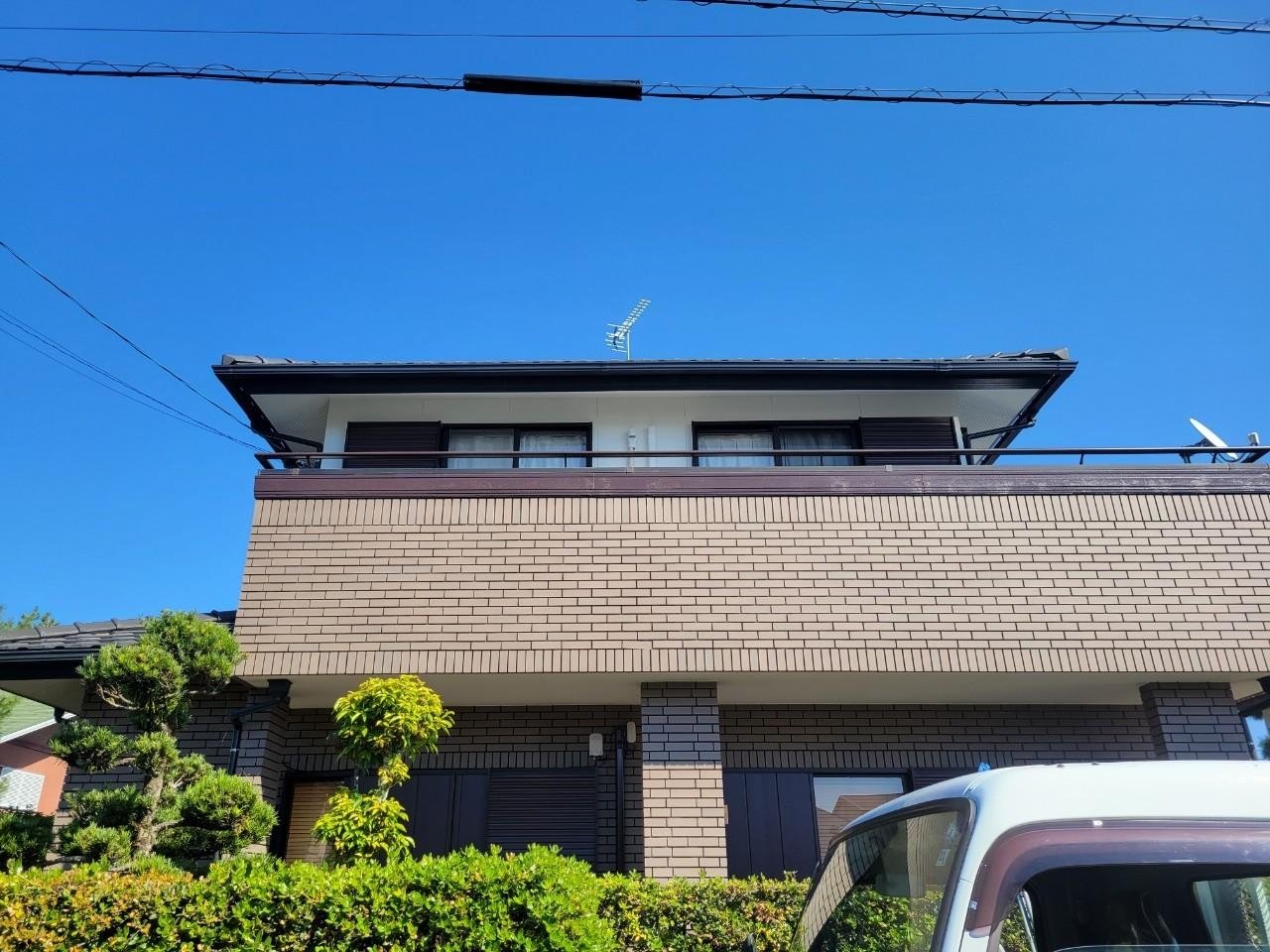 福岡県糟屋郡新宮町のM様邸で外壁や軒天に付着した汚れやコーキングの割れ、塗膜の剥がれを改善する塗装工事を行いました。11/3完成です。【HPより】