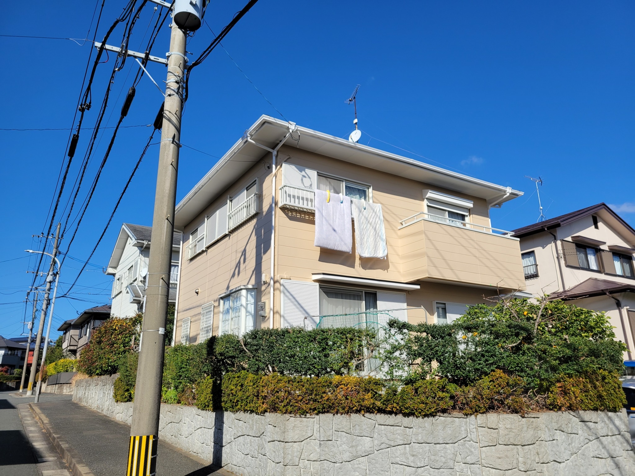 福岡県福岡市東区青葉のO様邸でチョーキングや汚れなどの付着が起きている外壁や屋根を塗装して大満足の工事になるよう全力で施工いたしました。12/7完成です。【HPより】